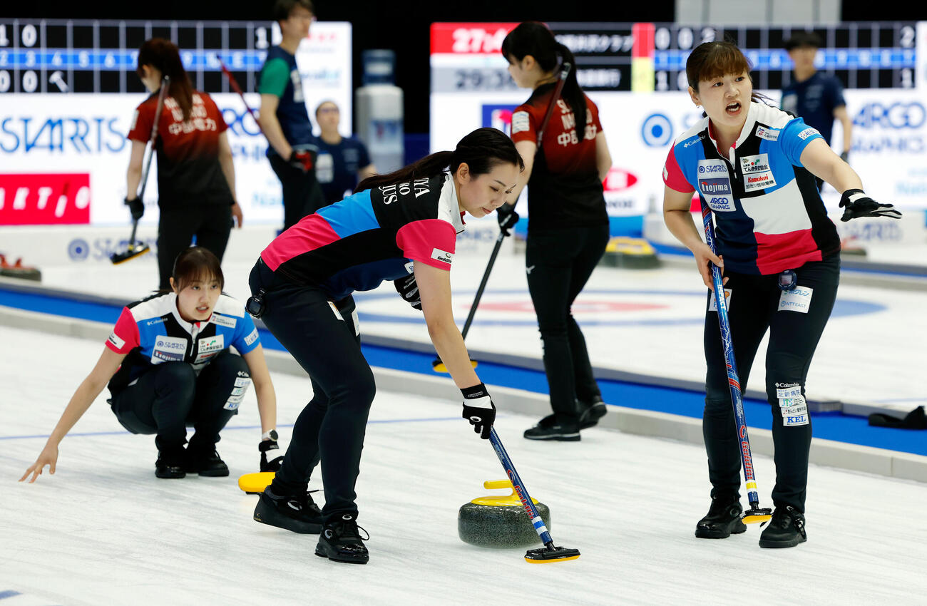 日本カーリング選手権大会　横浜2026　女子プレーオフ　中部電力対フォルティウス　第4エンド、ストーンを投じたフォルティウスの小林未奈（左）とスイープする近江谷杏菜、小谷優奈（右）（撮影・山本朝陽）