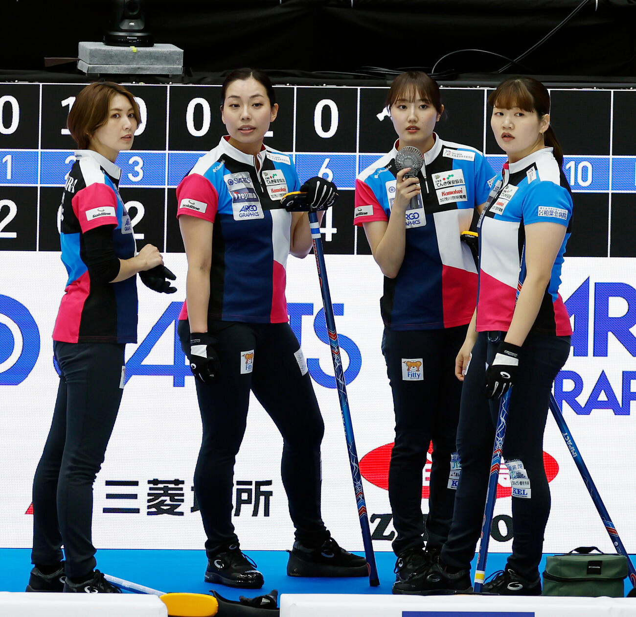 日本カーリング選手権大会　横浜2026　女子プレーオフ　中部電力対フォルティウス　第7エンド、話し合うフォルティウスの選手たち、左から吉村紗也香、近江谷杏菜、小林未奈、小谷優奈（撮影・山本朝陽）