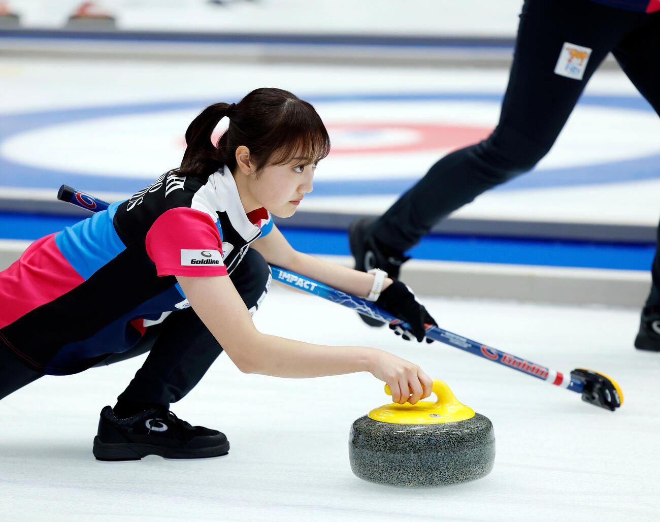 日本カーリング選手権大会　横浜2026　女子プレーオフ　中部電力対フォルティウス　第2エンド、ストーンを投じるフォルティウスの小林未奈（撮影・山本朝陽）