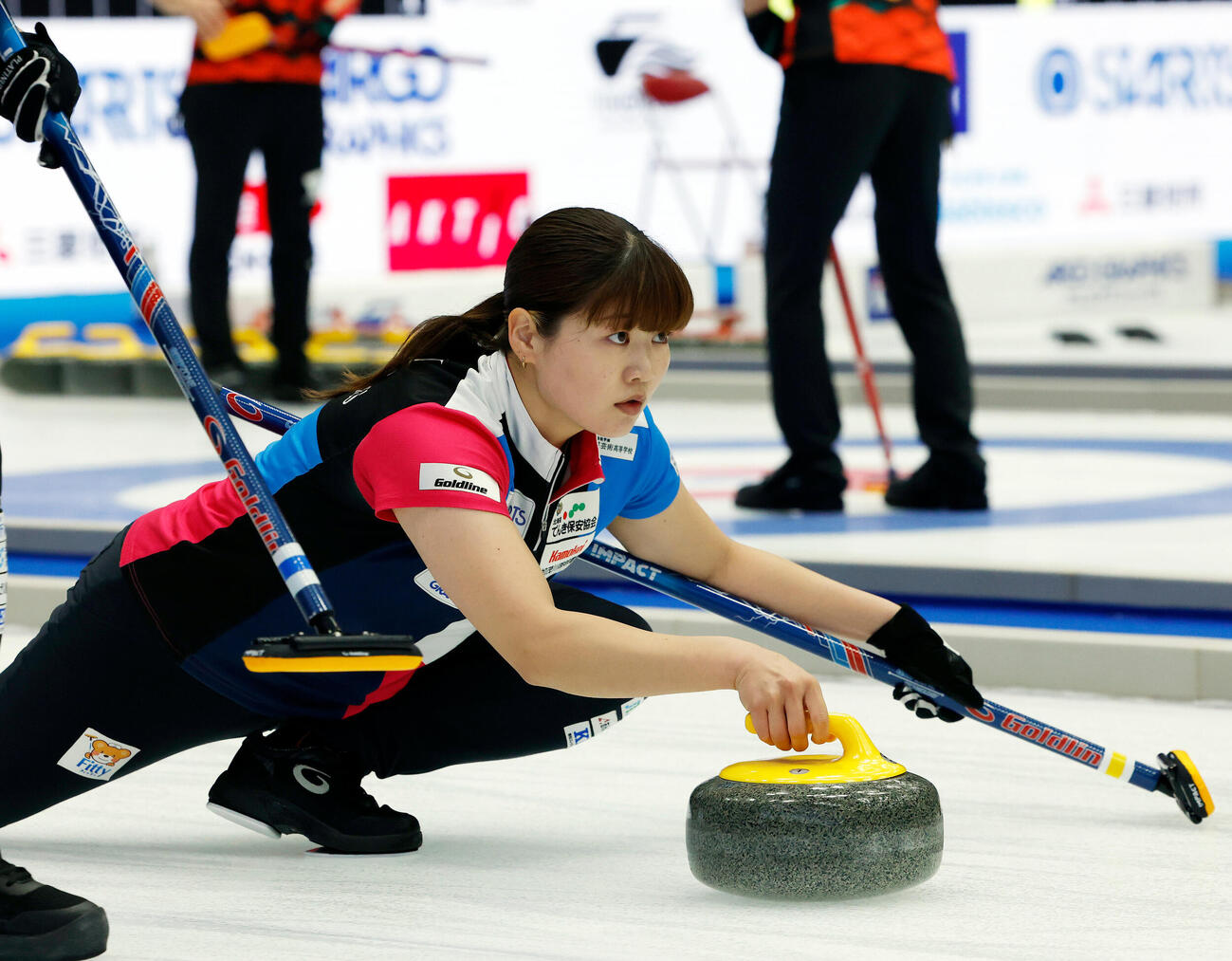 日本カーリング選手権大会　横浜2026　女子プレーオフ　中部電力対フォルティウス　第2エンド、ストーンを投じるフォルティウスの小谷優奈（撮影・山本朝陽）