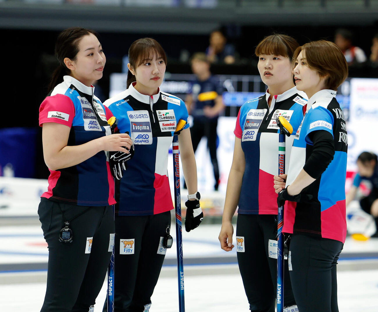 日本カーリング選手権大会　横浜2026　女子プレーオフ　中部電力対フォルティウス　第2エンド、話し合うフォルティウスの選手たち、左から近江谷杏菜、小林未奈、小谷優奈、吉村紗也香（撮影・山本朝陽）
