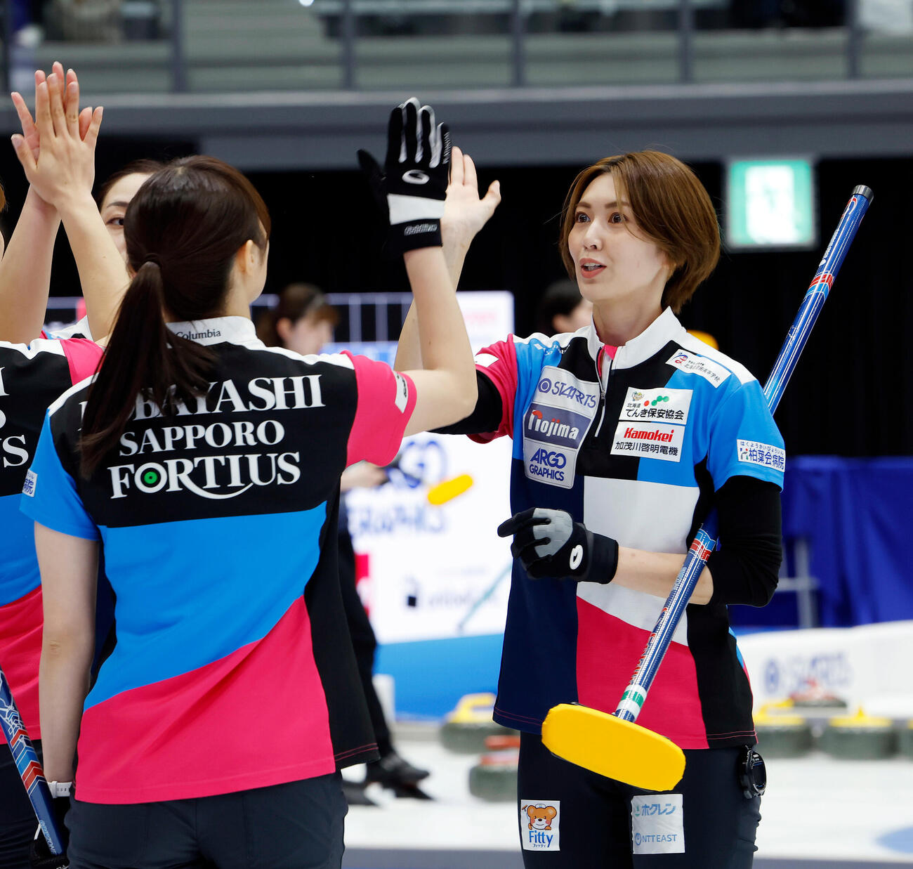日本カーリング選手権大会　横浜2026　女子プレーオフ　中部電力対フォルティウス　第3エンド、スハイタッチをするフォルティウスの吉村紗也香（右）（撮影・山本朝陽）
