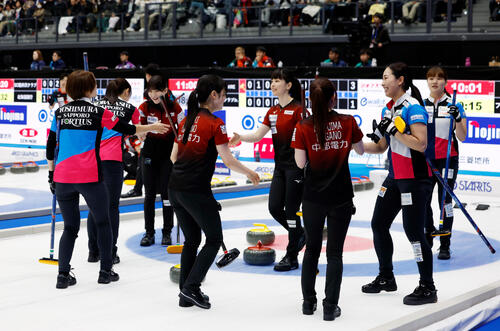 日本カーリング選手権大会 横浜2026 女子プレーオフ 中部電力対フォルティウス 第8エンド、ストーンを投じたフォルティウスの吉村紗也香