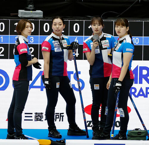 日本カーリング選手権大会 横浜2026 女子プレーオフ 中部電力対フォルティウス 第7エンド、話し合うフォルティウスの選手たち、左から吉村紗也香、近江谷杏菜、小林未奈、小谷優奈(撮影・山本朝陽)