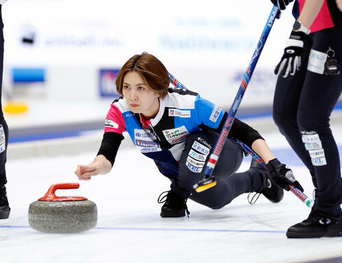 日本カーリング選手権大会 横浜2026 女子準決勝 フォルティウス対北海道銀行 第1エンド、ストーンを投じるフォルティウスの吉村紗也香(撮影・山本朝陽)