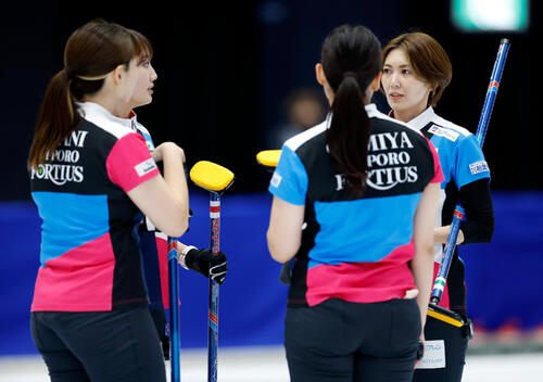 日本カーリング選手権大会 横浜2026 女子準決勝 フォルティウス対北海道銀行 第2エンド、話し合うフォルティウスの吉村紗也香(撮影・山本朝陽)