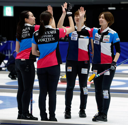 日本カーリング選手権大会 横浜2026 女子準決勝 フォルティウス対北海道銀行 第3エンド、得点を奪い笑顔でハイタッチをするフォルティウスの選手たち(撮影・山本朝陽)