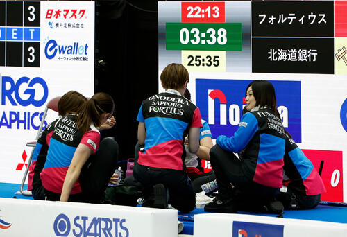 日本カーリング選手権大会 横浜2026 女子準決勝 フォルティウス対北海道銀行 第5エンド終了後、輪になって食事をするフォルティウスの選手たち(撮影・山本朝陽)=2026年6月13日