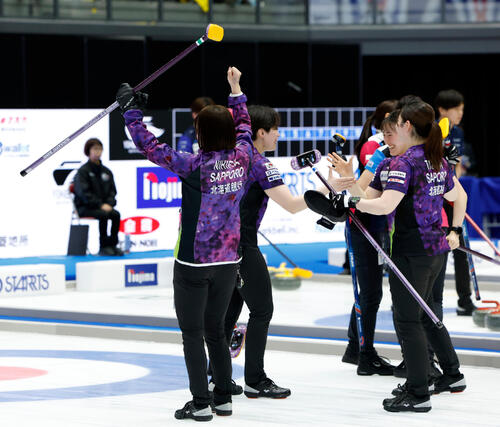 日本カーリング選手権大会 横浜2026 女子準決勝 フォルティウス対北海道銀行 フォルティウスに勝利し、決勝進出を決め喜び合う北海道銀行の選手たち(撮影・山本朝陽)=2026年6月13日