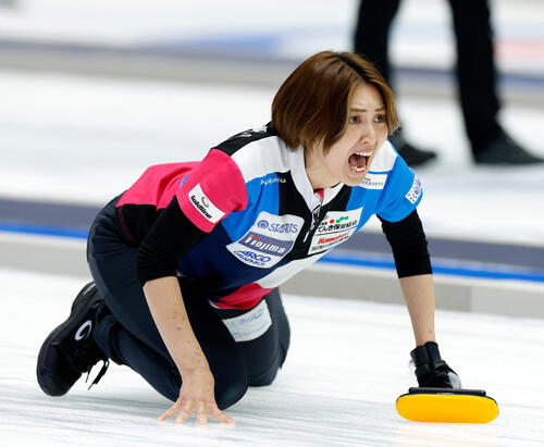 日本カーリング選手権大会 横浜2026 女子準決勝 フォルティウス対北海道銀行 第8エンド、指示を出すフォルティウスの吉村紗也香(撮影・山本朝陽)=2026年6月13日