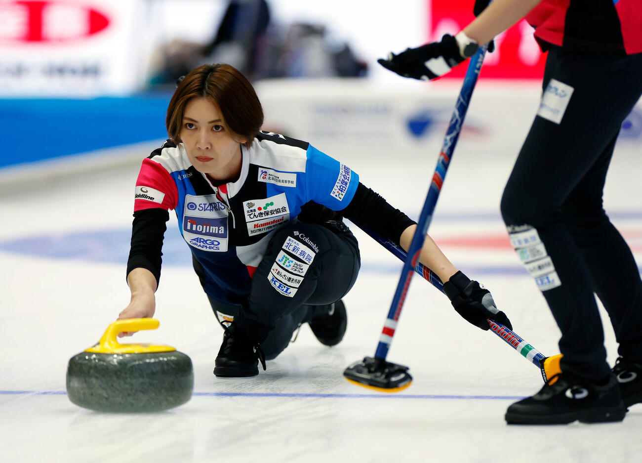 日本カーリング選手権大会　横浜2026　女子プレーオフ　中部電力対フォルティウス　第1エンド、ストーンを投じるフォルティウスの吉村紗也香（撮影・山本朝陽）