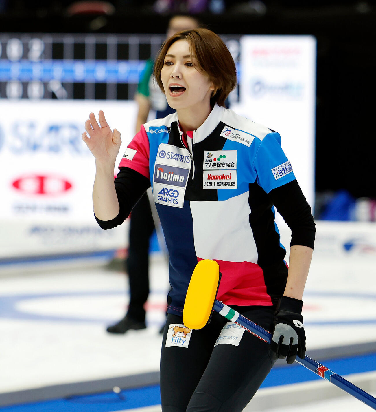 日本カーリング選手権大会　横浜2026　女子プレーオフ　中部電力対フォルティウス　第3エンド、ストーンを投じ、指示を出すフォルティウスの吉村紗也香（撮影・山本朝陽）