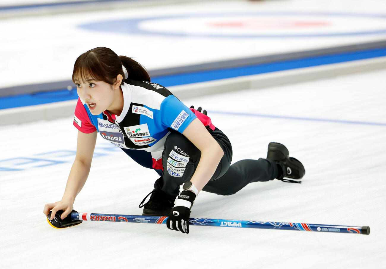 日本カーリング選手権大会　横浜2026　女子プレーオフ　中部電力対フォルティウス　第3エンド、ストーンを投じ、指示を出すフォルティウスの小林未奈（撮影・山本朝陽）