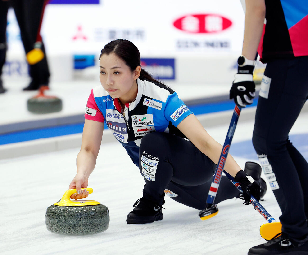 日本カーリング選手権大会　横浜2026　女子プレーオフ　中部電力対フォルティウス　第3エンド、ストーンを投じるフォルティウスの近江谷杏菜（撮影・山本朝陽）
