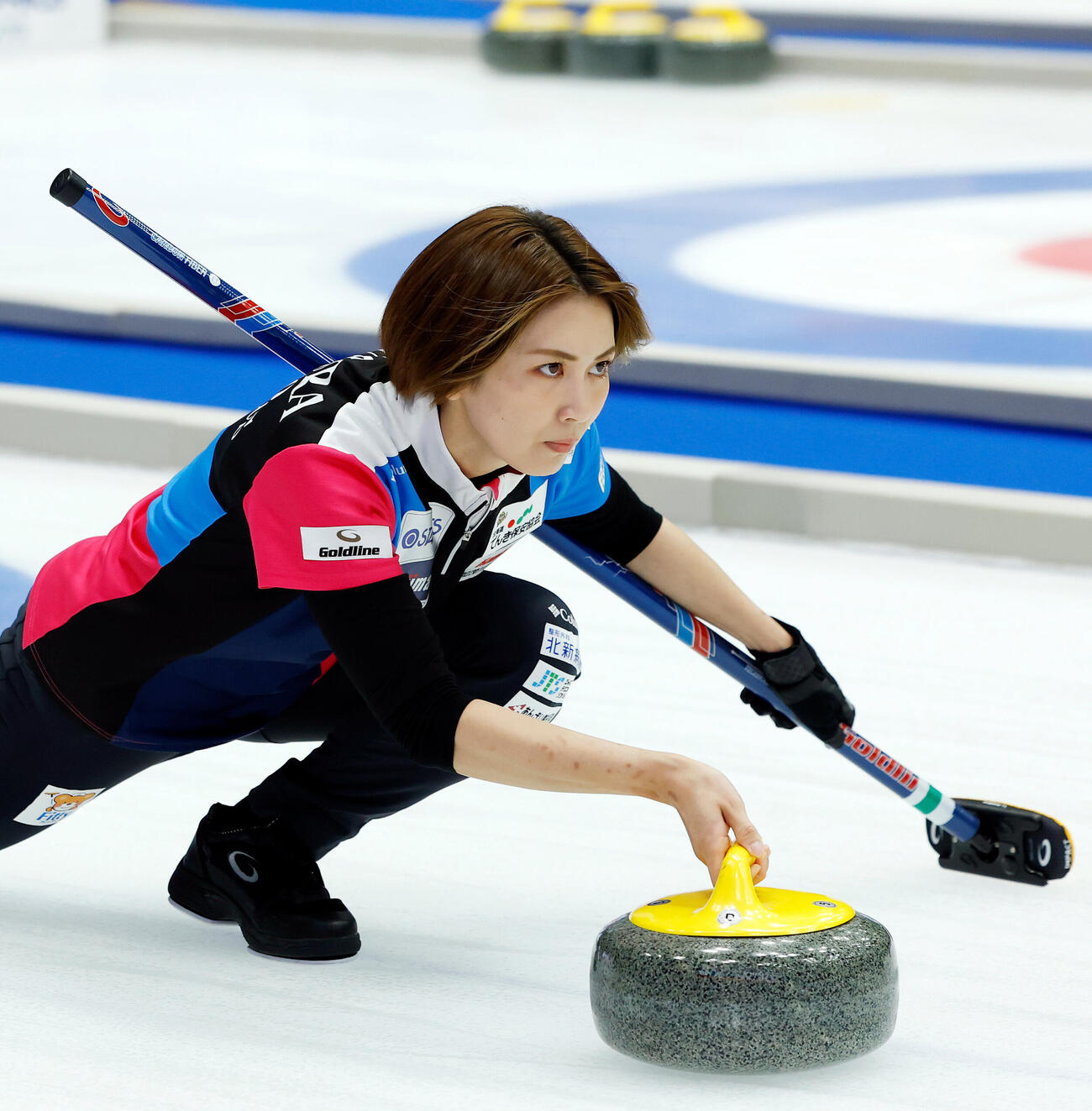日本カーリング選手権大会　横浜2026　女子プレーオフ　中部電力対フォルティウス　第4エンド、ストーンを投じるフォルティウスの吉村紗也香（撮影・山本朝陽）