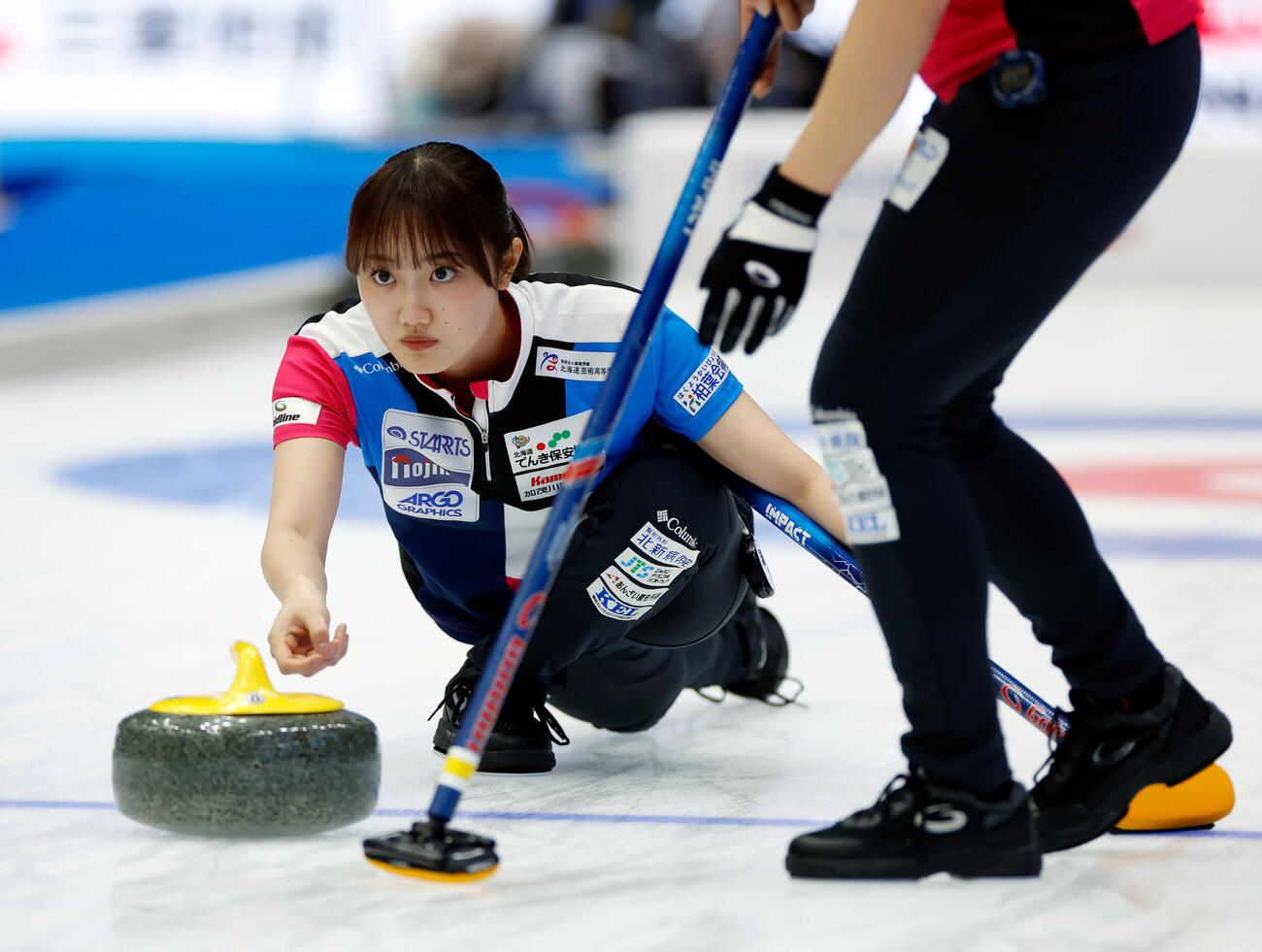 日本カーリング選手権大会　横浜2026　女子プレーオフ　中部電力対フォルティウス　第5エンド、ストーンを投じるフォルティウスの小林未奈（撮影・山本朝陽）