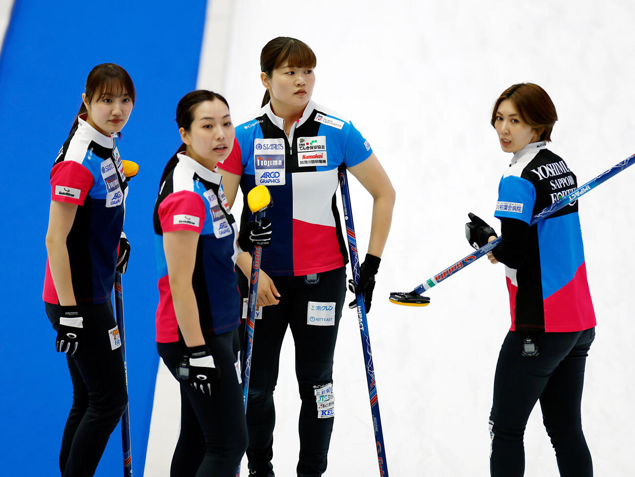 日本カーリング選手権大会　横浜2026　女子プレーオフ　中部電力対フォルティウス　第7エンド、話し合うフォルティウスの選手たち、左から小林未奈、近江谷杏菜、小谷優奈、吉村紗也香（撮影・山本朝陽）