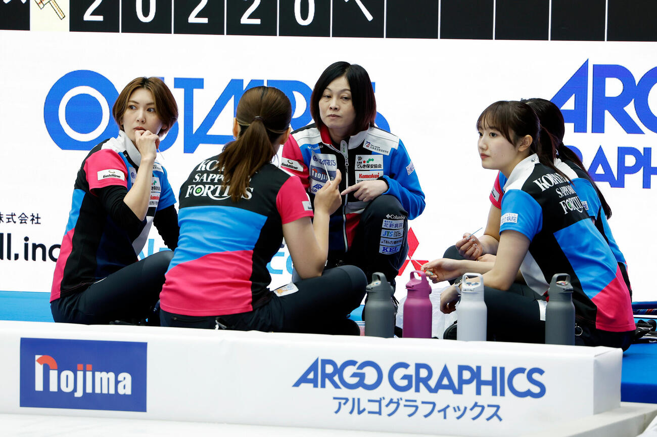 日本カーリング選手権大会　横浜2026　女子プレーオフ　中部電力対フォルティウス　第5エンドを終え、フルーツを食べながら話し合うフォルティウスの選手たち（撮影・山本朝陽）＝2026年6月13日