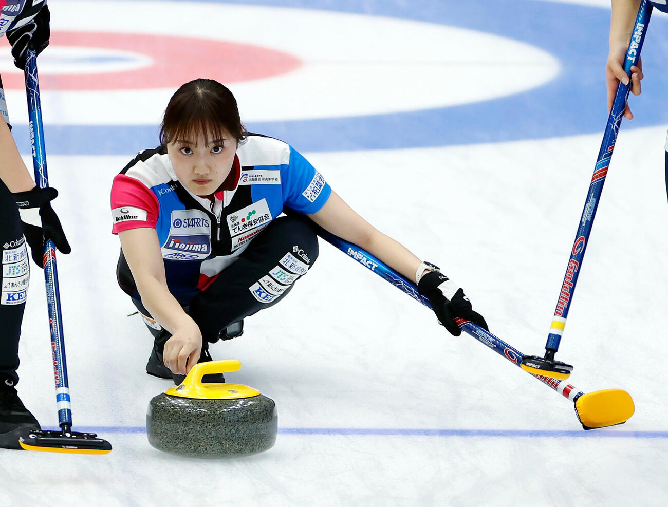日本カーリング選手権大会　横浜2026　女子プレーオフ　中部電力対フォルティウス　第7エンド、ストーンを投じるフォルティウスの小林未奈（撮影・山本朝陽）