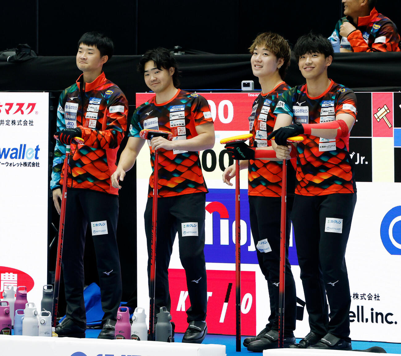 日本カーリング選手権大会　ロコ・ソラーレの選手たち、左から前田拓海、前田拓紀、上川憂竜、所岳澄（撮影・山本朝陽）