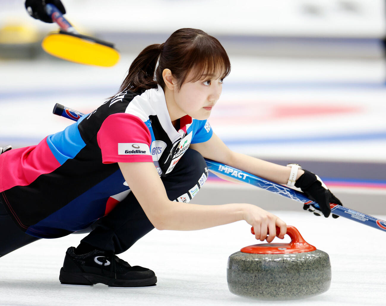 日本カーリング選手権大会　横浜2026　女子準決勝　フォルティウス対北海道銀行　第2エンド、ストーンを投じるフォルティウスの小林未奈（撮影・山本朝陽）