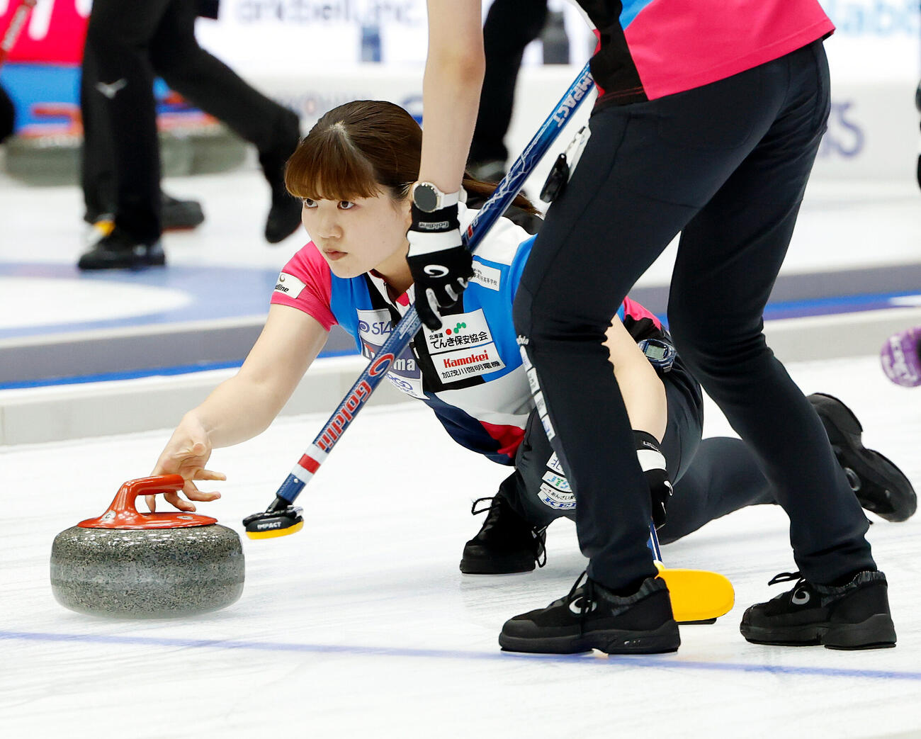 日本カーリング選手権大会　横浜2026　女子準決勝　フォルティウス対北海道銀行　第3エンド、ストーンを投じるフォルティウスの小谷優奈（撮影・山本朝陽）