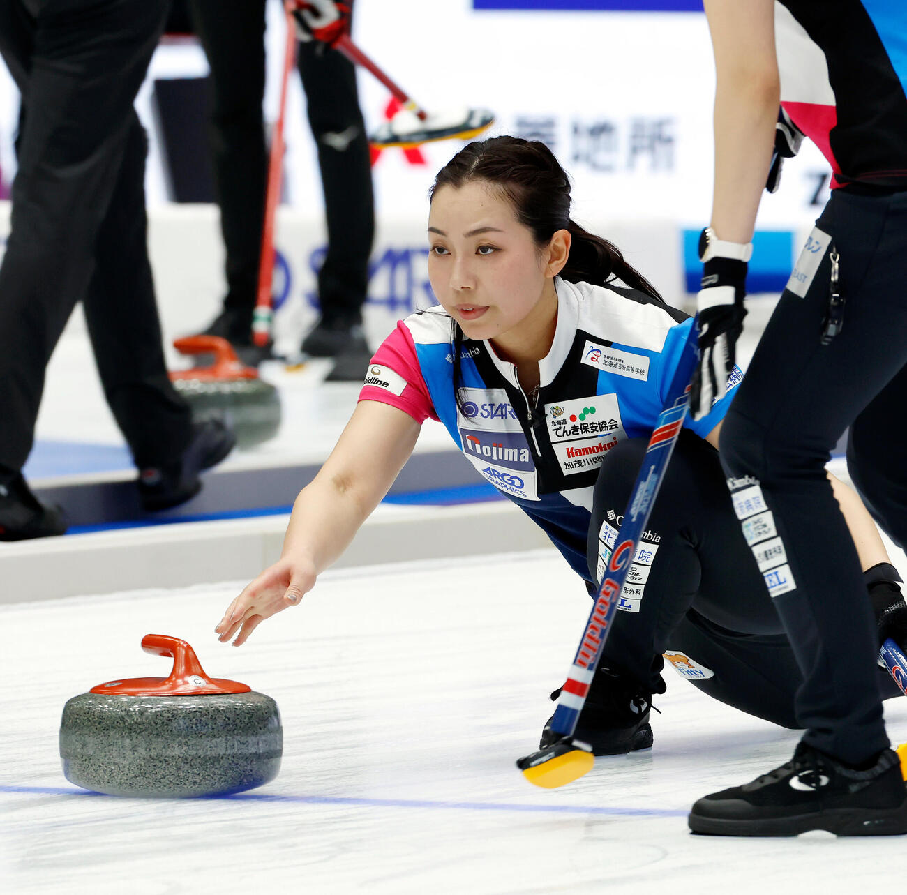 日本カーリング選手権大会　横浜2026　女子準決勝　フォルティウス対北海道銀行　第5エンド、ストーンを投じるフォルティウスの近江谷杏菜（撮影・山本朝陽）＝2026年6月13日