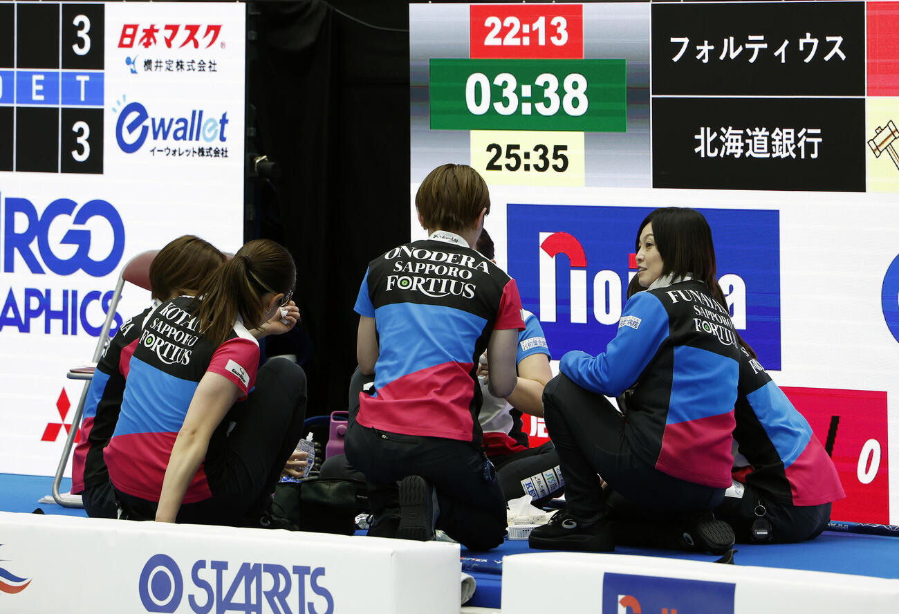 日本カーリング選手権大会　横浜2026　女子準決勝　フォルティウス対北海道銀行　第5エンド終了後、輪になって食事をするフォルティウスの選手たち（撮影・山本朝陽）＝2026年6月13日