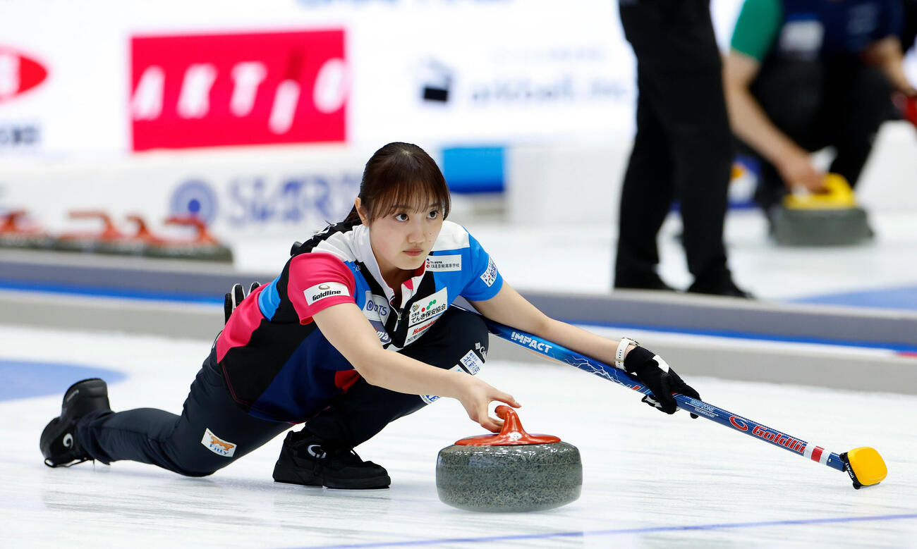 日本カーリング選手権大会　横浜2026　女子準決勝　フォルティウス対北海道銀行　第8エンド、ストーンを投じるフォルティウスの小林未奈（撮影・山本朝陽）＝2026年6月13日