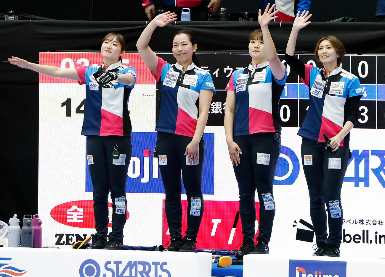 日本カーリング選手権大会　横浜2026　女子準決勝　フォルティウス対北海道銀行　北海道銀行に敗れたフォルティウスは、整列し、手を振って観客にあいさつをする、左から小林未奈、近江谷杏菜、小谷優奈、吉村紗也香（撮影・山本朝陽）