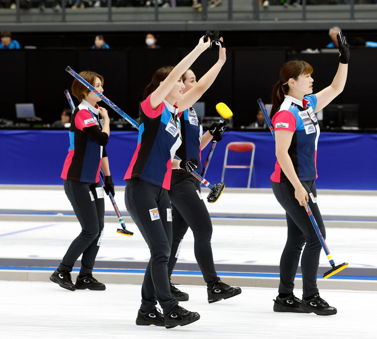 日本カーリング選手権大会　横浜2026　女子準決勝　フォルティウス対北海道銀行　北海道銀行に敗れ、観客の声援に応えるフォルティウスの選手たち（撮影・山本朝陽）