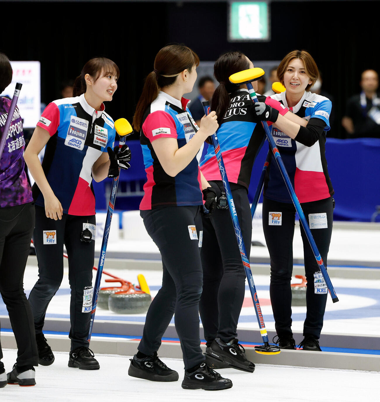 日本カーリング選手権大会　横浜2026　女子準決勝　フォルティウス対北海道銀行　北海道銀行に敗れ、お互いにを称え合うフォルティウスの選手たち（撮影・山本朝陽）