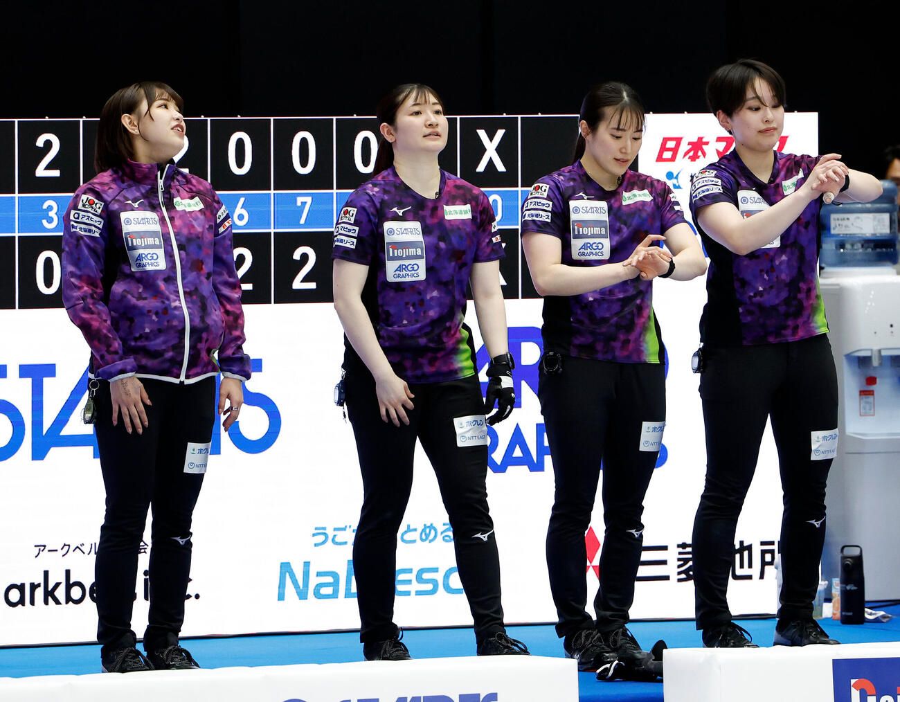 日本カーリング選手権大会　横浜2026　女子準決勝　フォルティウス対北海道銀行　決勝に進出した北海道銀行は、整列し観客にあいさつをする、左から仁平美来、田畑百葉、山本冴、中嶋未琴（撮影・山本朝陽）