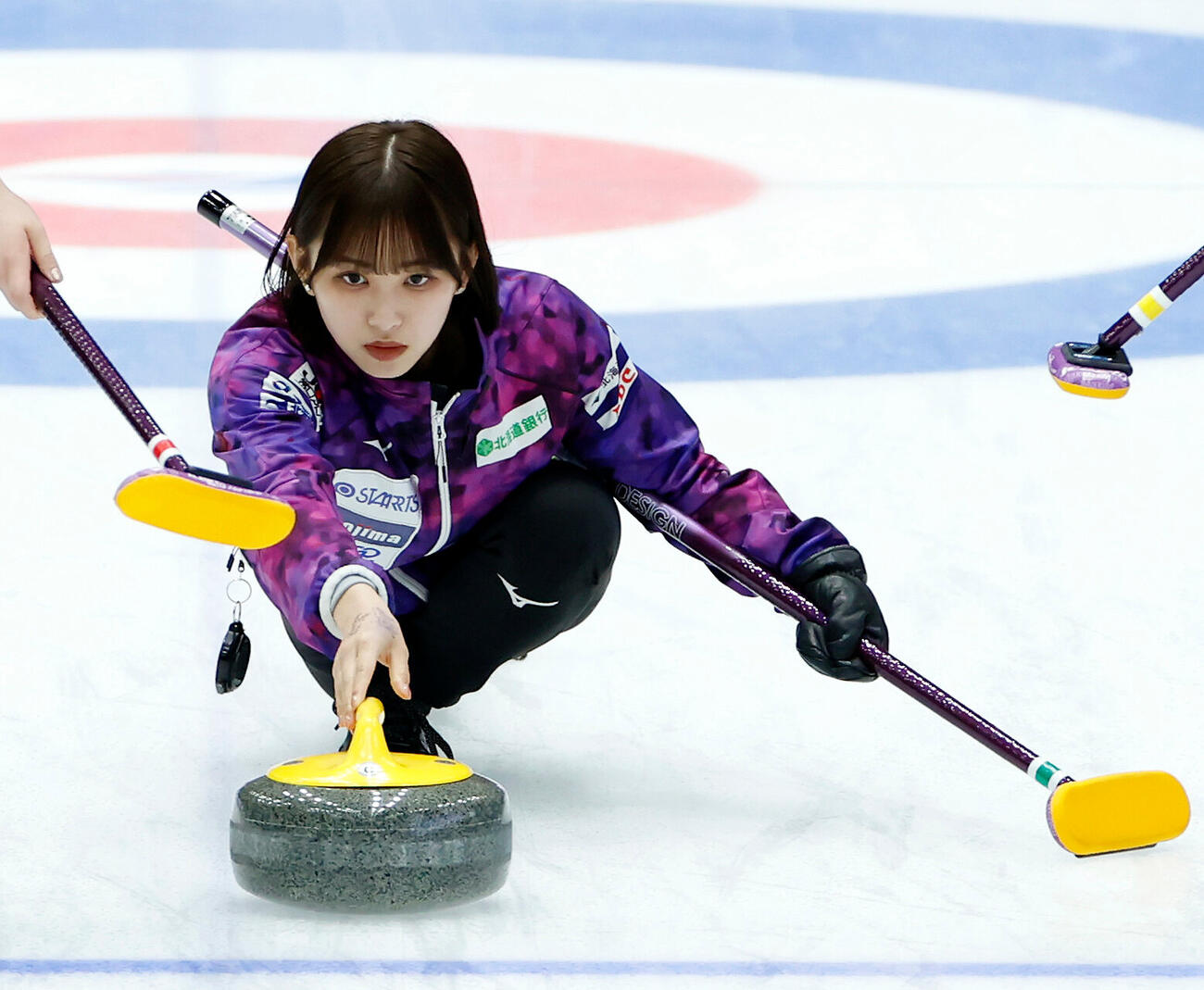 日本カーリング選手権大会　横浜2026　女子準決勝　フォルティウス対北海道銀行　第7エンド、ストーンを投じる北海道銀行の仁平美来（撮影・山本朝陽）