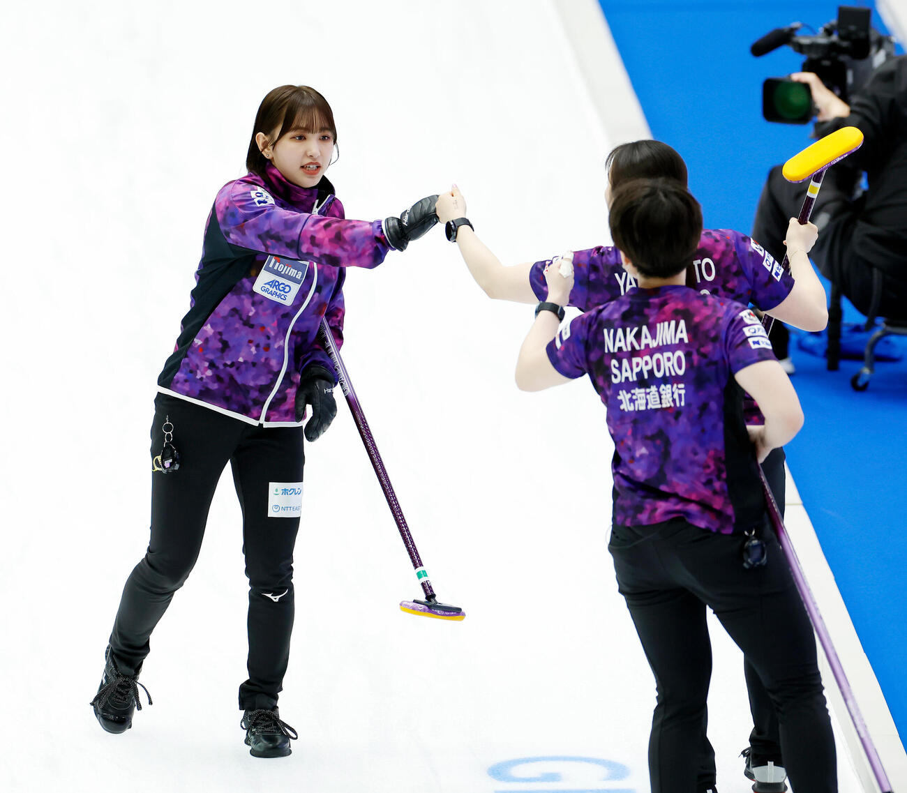 日本カーリング選手権大会　横浜2026　女子準決勝　フォルティウス対北海道銀行　第7エンド、ハイタッチをする北海道銀行の仁平美来（左）（撮影・山本朝陽）