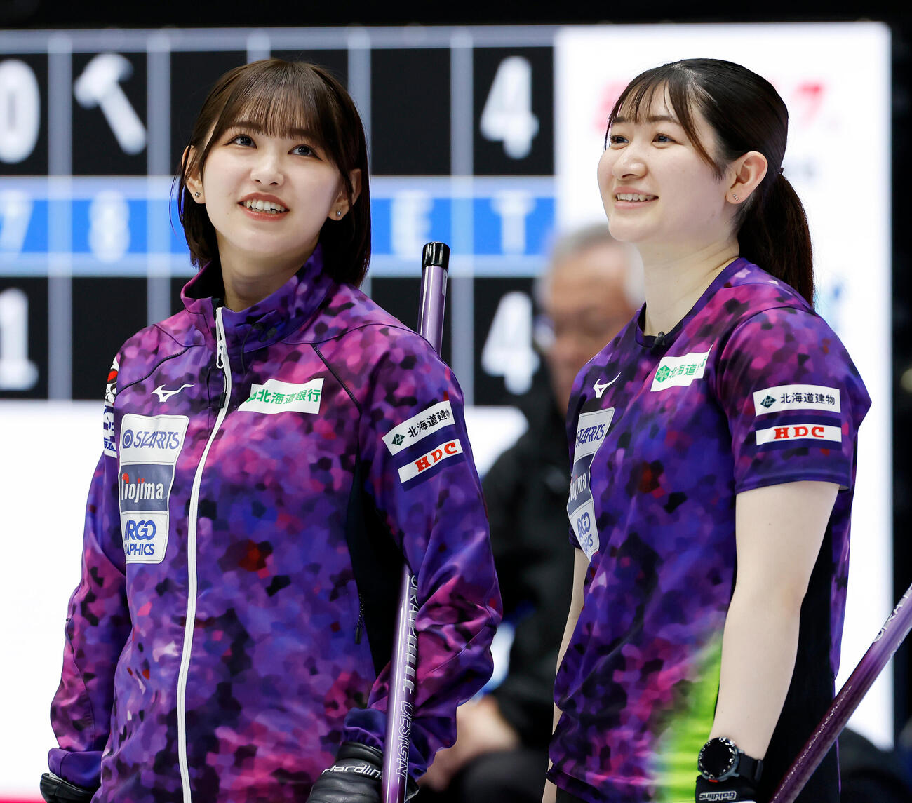 日本カーリング選手権大会　横浜2026　女子準決勝　フォルティウス対北海道銀行　第8エンド、笑顔を見せる北海道銀行の仁平美来（左）と田畑百葉（撮影・山本朝陽）