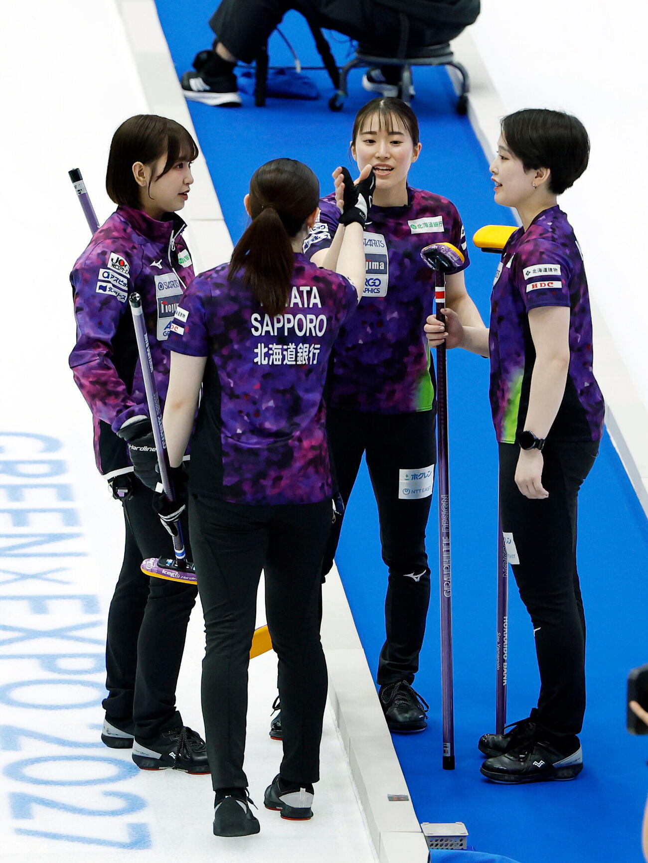 日本カーリング選手権大会　横浜2026　女子準決勝　フォルティウス対北海道銀行　第7エンド、話し合う北海道銀行の選手たち（撮影・山本朝陽）