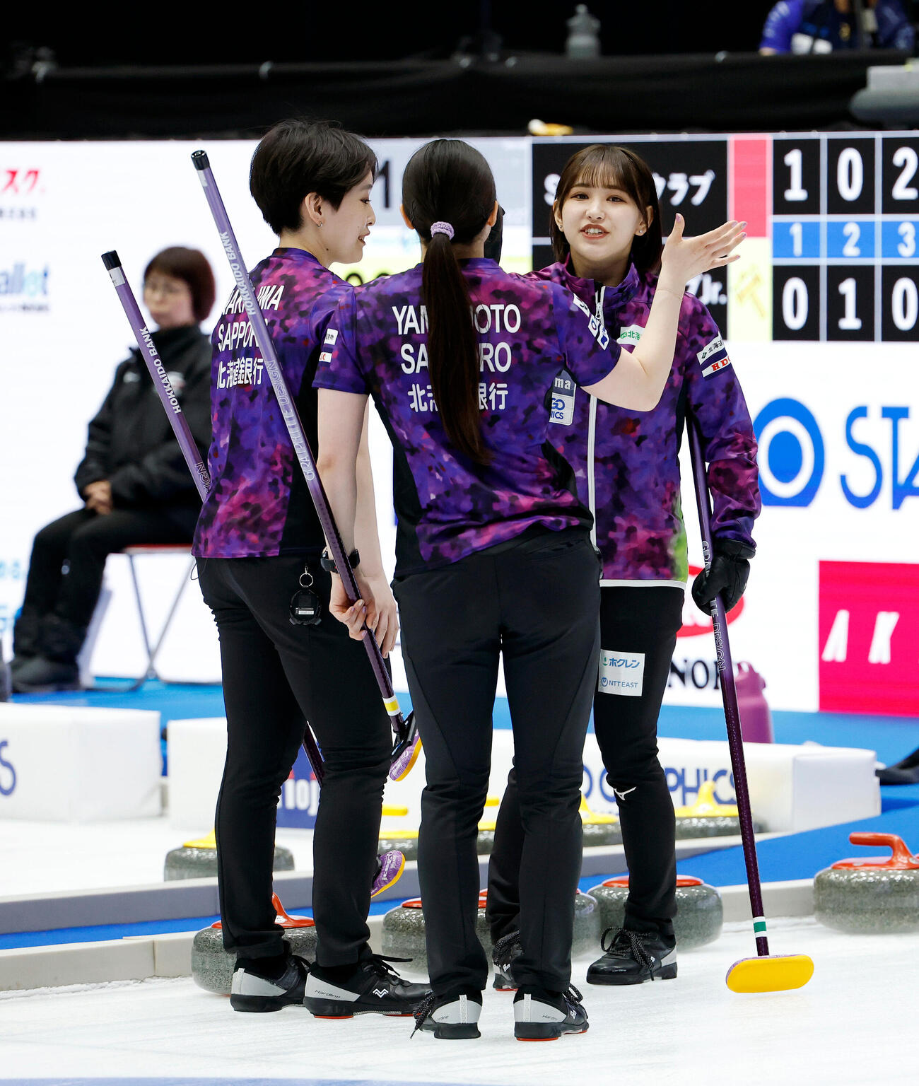 日本カーリング選手権大会　横浜2026　女子準決勝　フォルティウス対北海道銀行　第8エンド、話し合う北海道銀行の選手たち（撮影・山本朝陽）