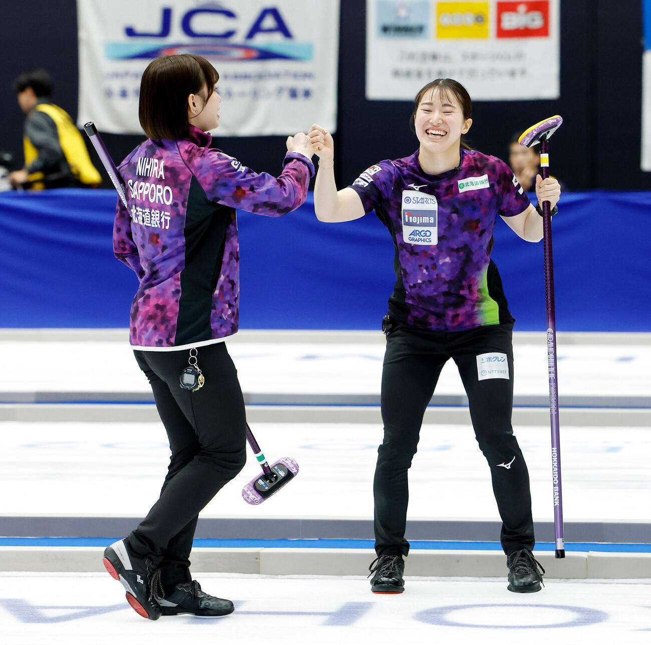 日本カーリング選手権大会　横浜2026　女子準決勝　フォルティウス対北海道銀行　第8エンド、ハイタッチをして喜ぶ北海道銀行の仁平美来（左）と山本冴（撮影・山本朝陽）