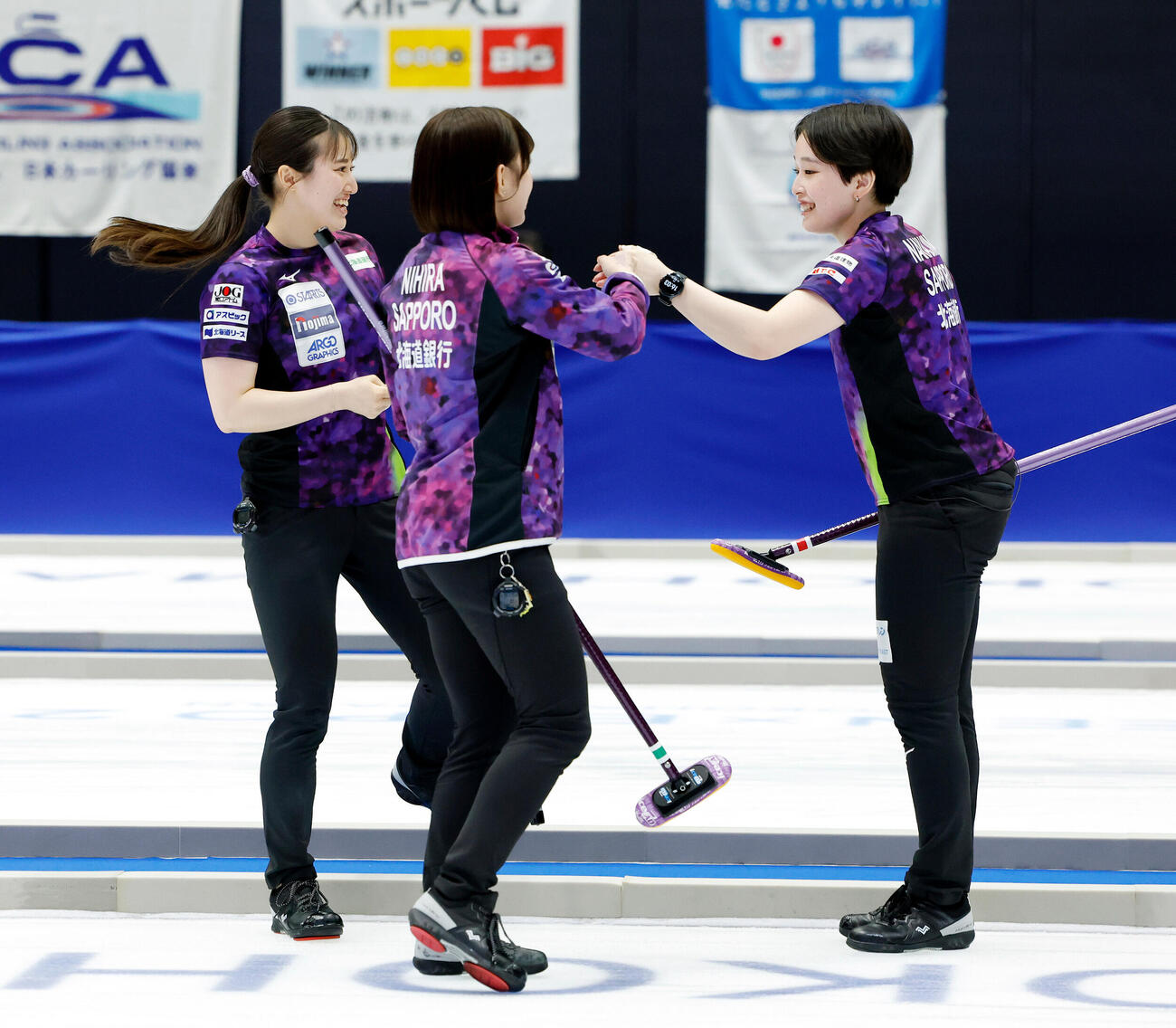 日本カーリング選手権大会　横浜2026　女子準決勝　フォルティウス対北海道銀行　第8エンド、ハイタッチをして喜ぶ北海道銀行の選手たち（撮影・山本朝陽）