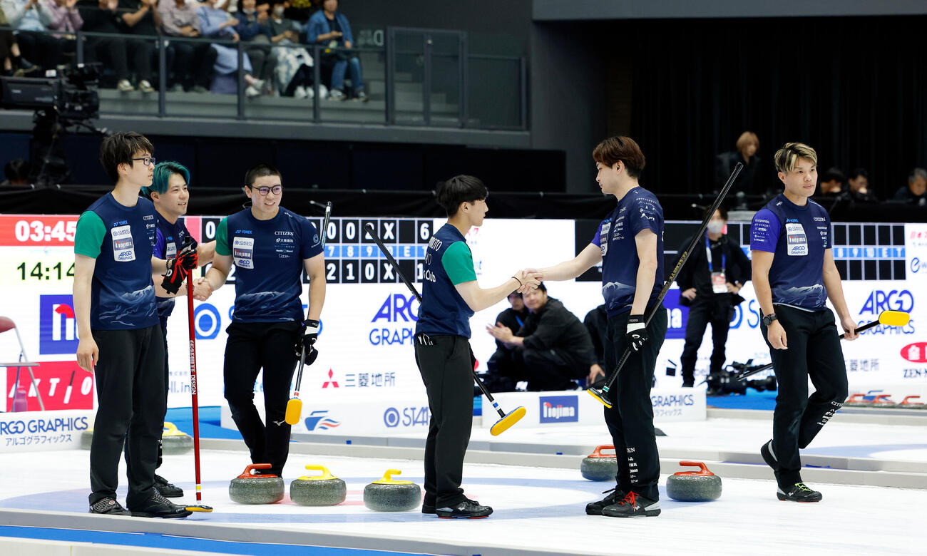 日本カーリング選手権大会　横浜2026　男子準決勝　SC軽井沢クラブ対SC軽井沢クラブJr. SC軽井沢クラブが勝利し、お互いに握手をし合う両チームの選手たち（撮影・山本朝陽）