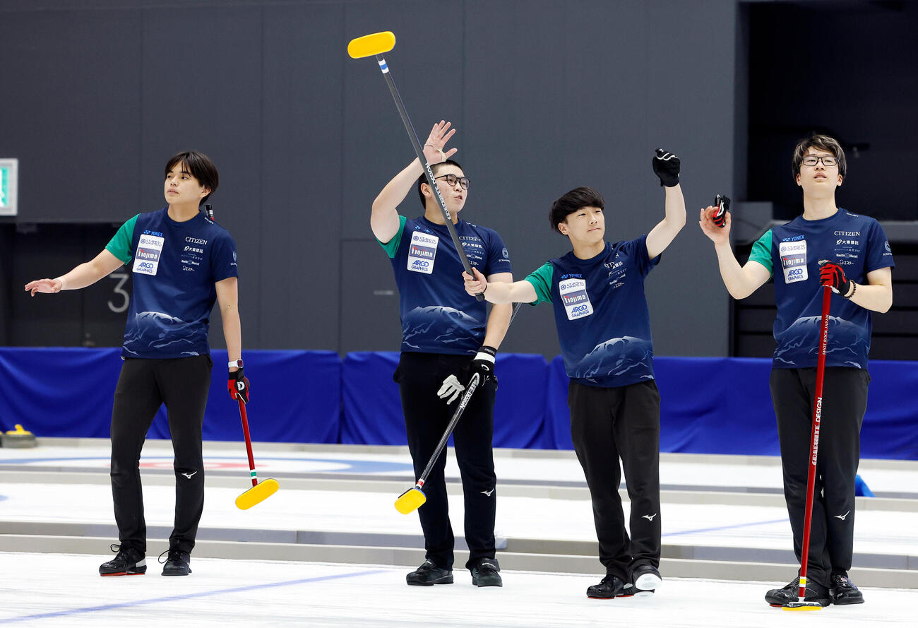 日本カーリング選手権大会　横浜2026　男子準決勝　SC軽井沢クラブ対SC軽井沢クラブJr. SC軽井沢クラブに敗れ、観客にあいさつをする選手たち、左から藤井海斗、金川俊介、山本弥輝、高橋晄之介（撮影・山本朝陽）