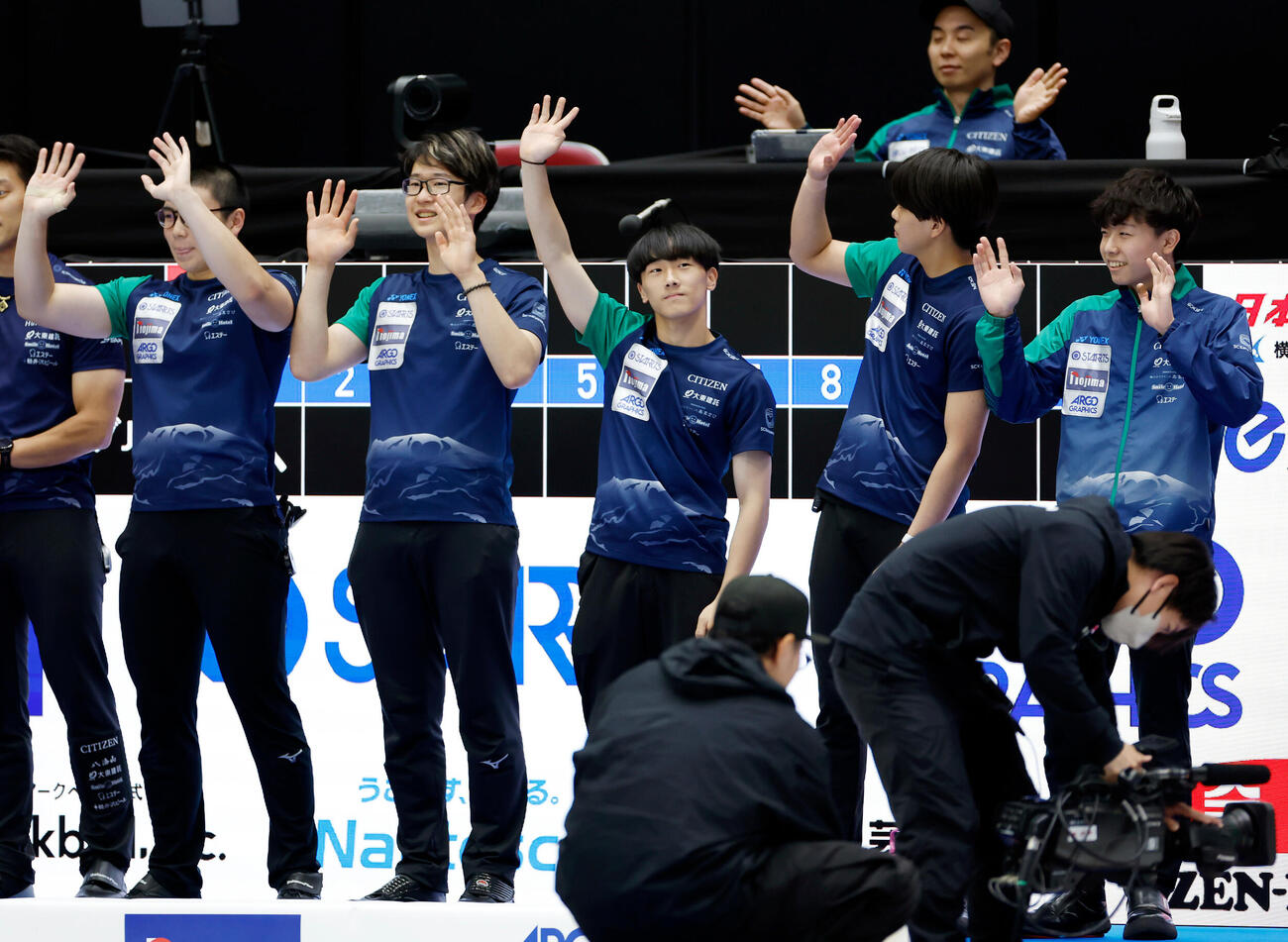 日本カーリング選手権大会　横浜2026　男子準決勝　SC軽井沢クラブ対SC軽井沢クラブJr.　試合前に整列したSC軽井沢クラブJr.の選手たち、左から金川俊介、高橋晄之介、山本弥輝、藤井海斗、横山光希（撮影・山本朝陽）