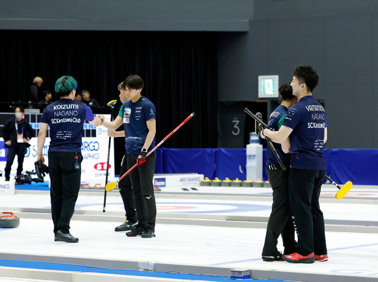 日本カーリング選手権大会　横浜2026　男子準決勝　SC軽井沢クラブ対SC軽井沢クラブJr. SC軽井沢クラブが勝利し、お互いに称え合う両チームの選手たち（撮影・山本朝陽）
