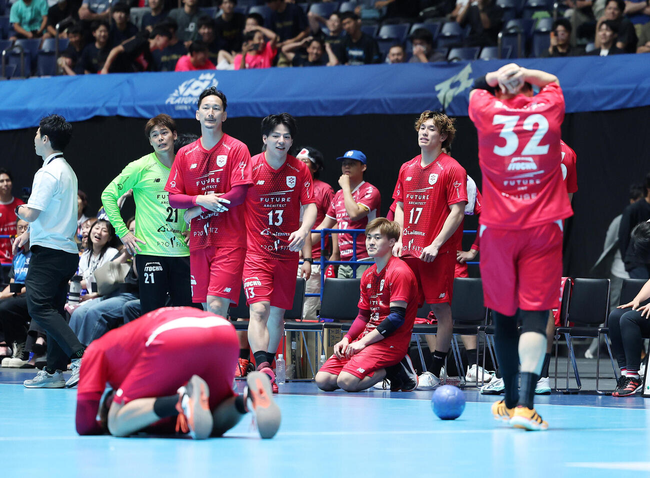 リーグH　プレーオフ　準決勝　ジークスター東京対豊田合成名古屋　敗戦し悔しそうな表情を見せるジークスター東京の選手たち（撮影・鈴木正人）