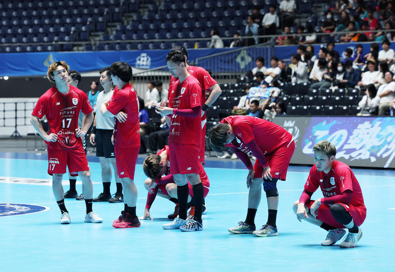 リーグH　プレーオフ　準決勝　ジークスター東京対豊田合成名古屋　敗戦し悔しそうな表情を見せるジークスター東京の選手たち（撮影・鈴木正人）