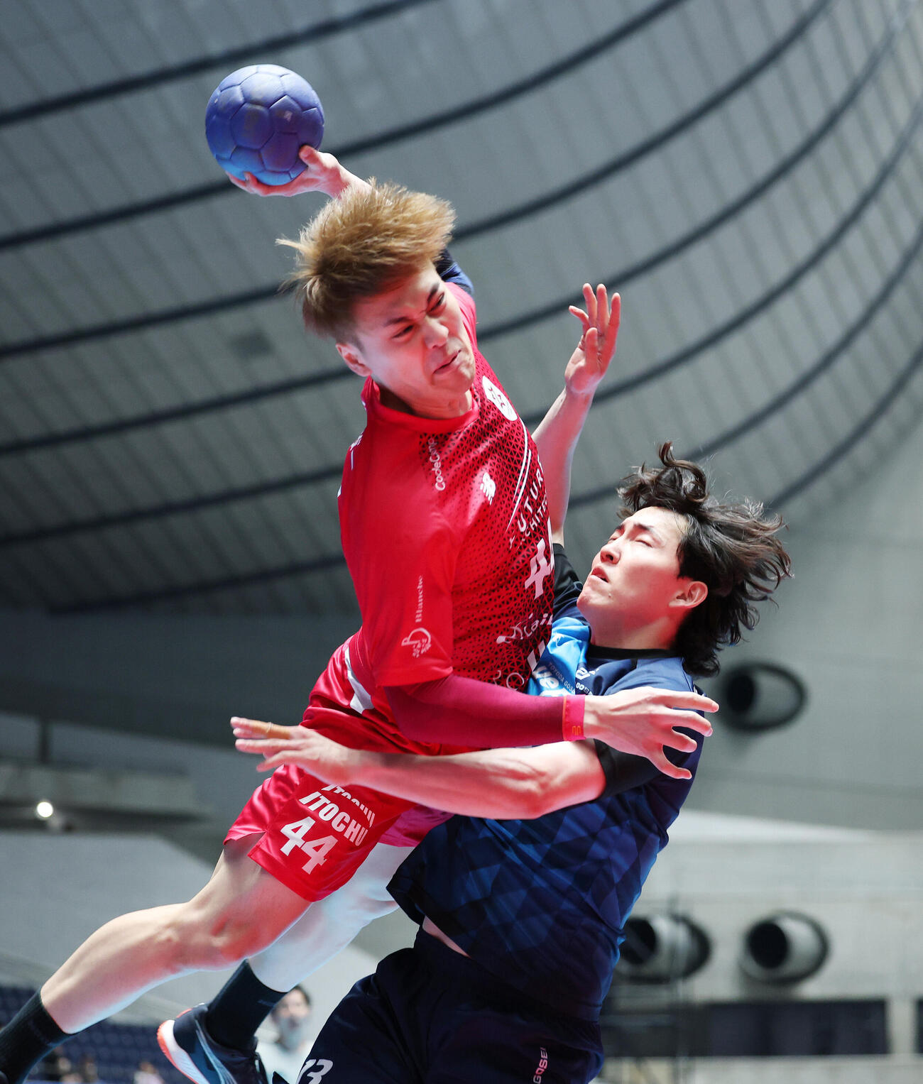 リーグH　プレーオフ　準決勝　ジークスター東京対豊田合成名古屋　後半、シュートを放つジークスター東京蔦谷大雅（撮影・鈴木正人）
