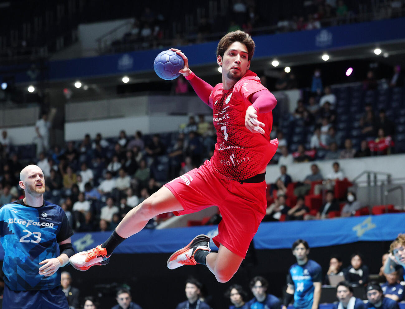 リーグH　プレーオフ　準決勝　ジークスター東京対豊田合成名古屋　後半、シュートを放つジークスター東京部井久アダム勇輝（撮影・鈴木正人）