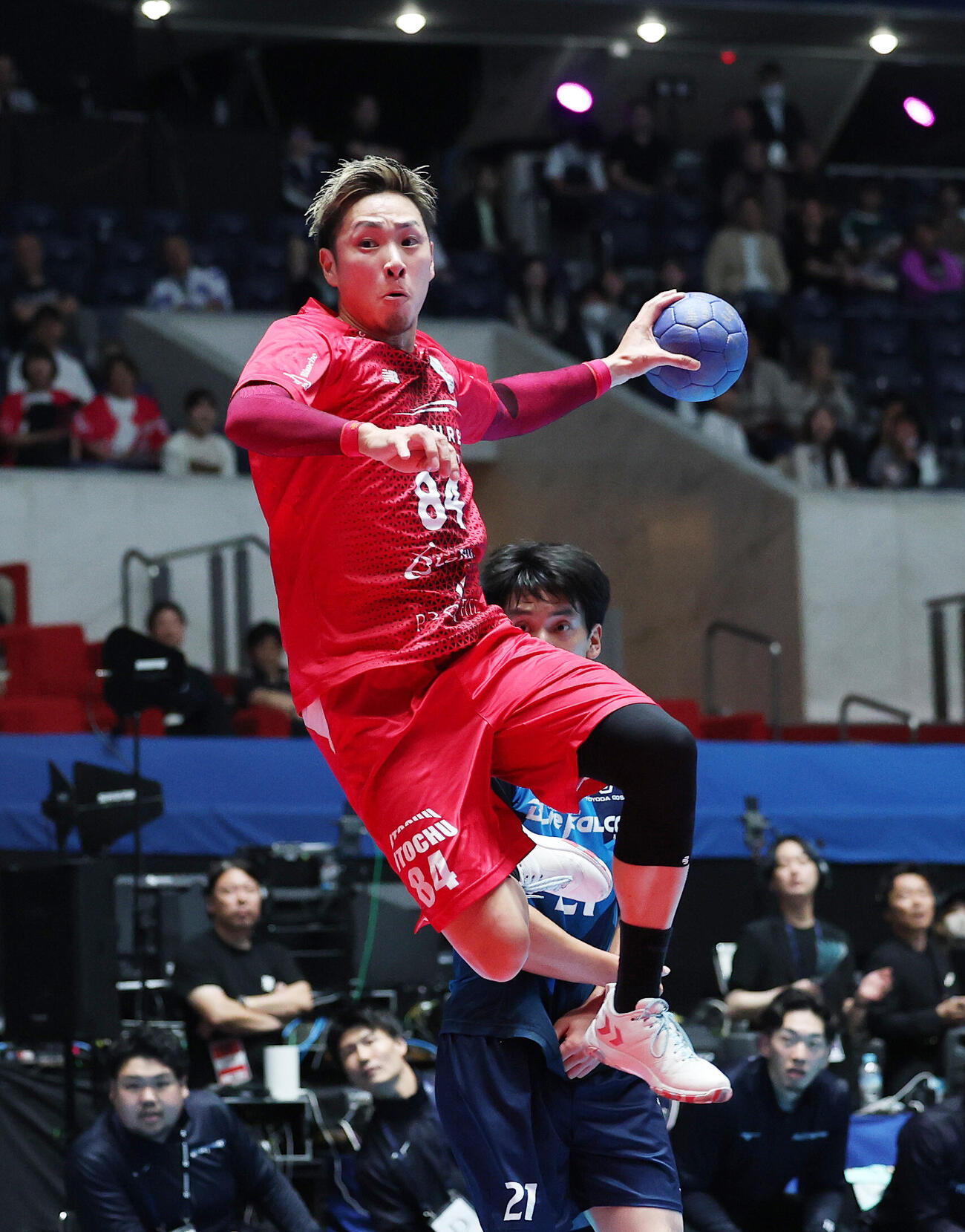 リーグH　プレーオフ　準決勝　ジークスター東京対豊田合成名古屋　前半、シュートを放つジークスター東京芝山裕貴博（撮影・鈴木正人）