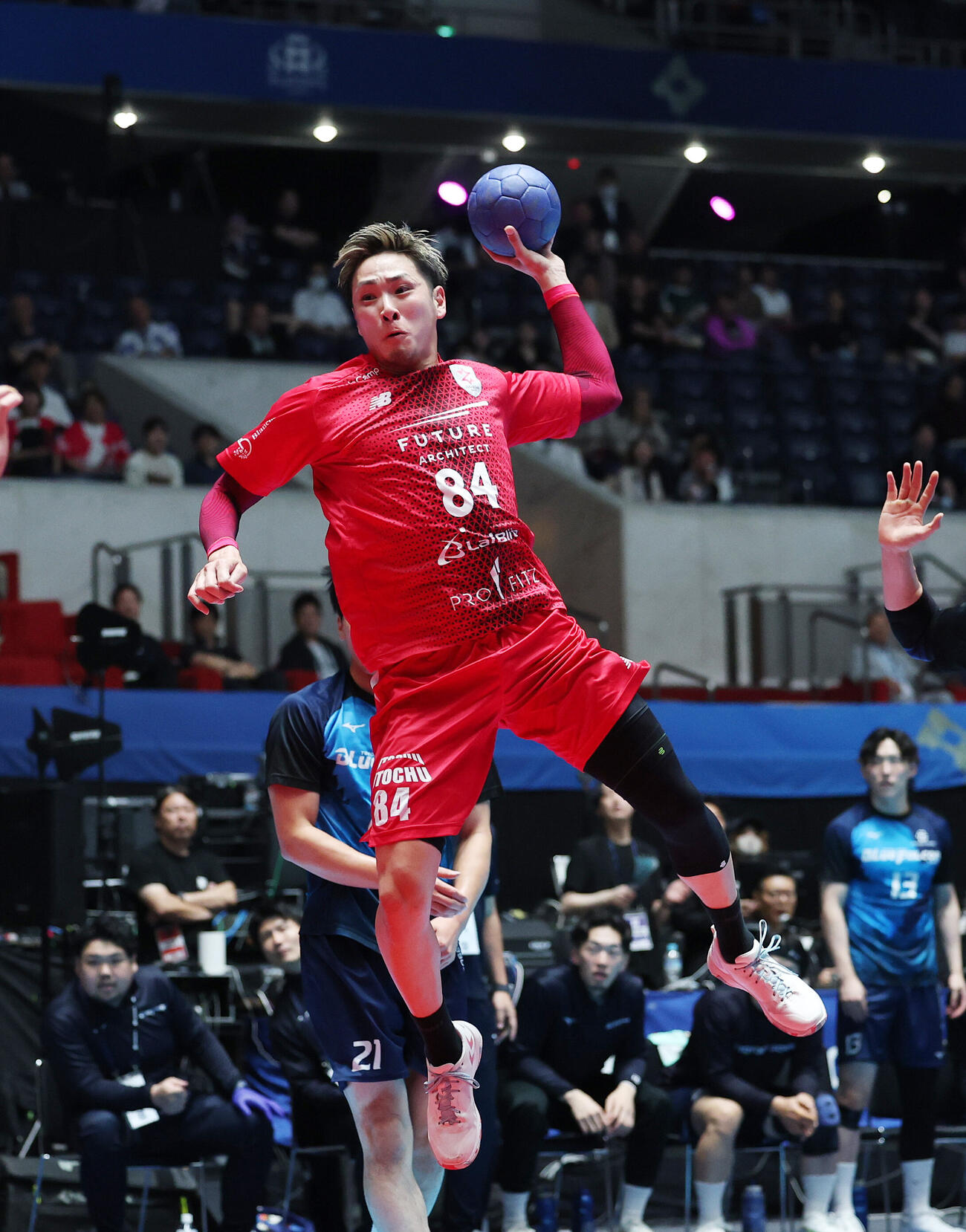 リーグH　プレーオフ　準決勝　ジークスター東京対豊田合成名古屋　前半、シュートを放つジークスター東京芝山裕貴博（撮影・鈴木正人）